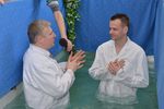 Пастор Андрей Корень преподаёт водное крещение слабослышащему брату Сергею. (11.04.2015)